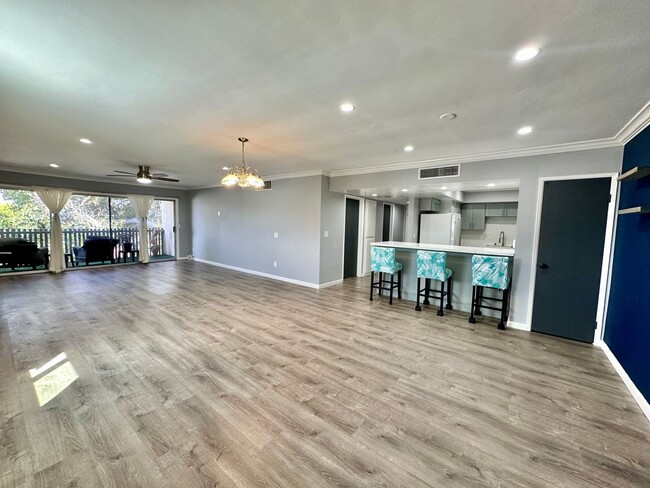 4900 Rosehedge Dr in La Mesa, CA - Foto de edificio - Building Photo