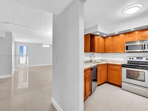 1770 NE 191st St in Miami, FL - Building Photo - Building Photo