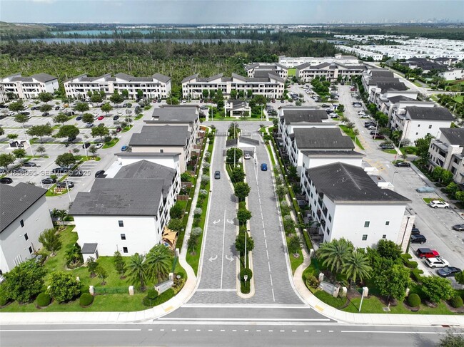 7865 NW 104th Ave, Unit 33 in Doral, FL - Foto de edificio - Building Photo