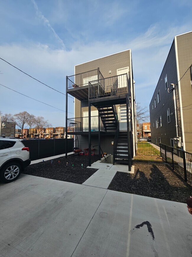 184 N Lamon Ave, Unit #1 in Chicago, IL - Building Photo - Building Photo
