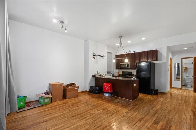 1911 W Ohio St, Unit 1F in Chicago, IL - Building Photo - Building Photo