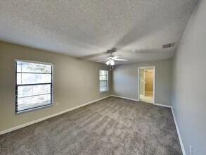 285 Millstone Dr in Palm Harbor, FL - Foto de edificio - Building Photo
