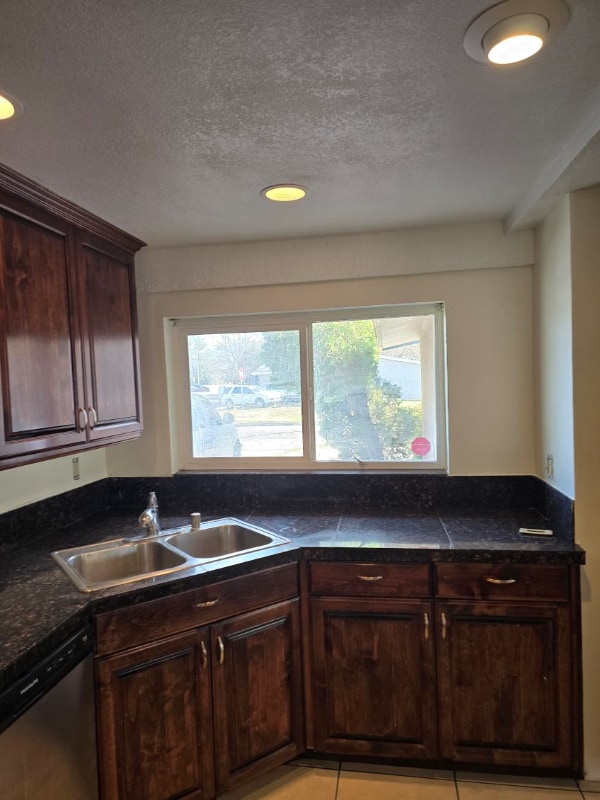 471 E Nugent St in Lancaster, CA - Building Photo - Building Photo