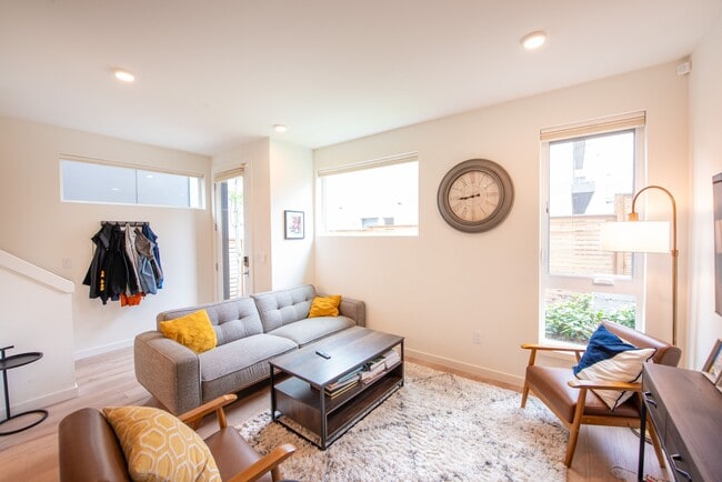 3238 14th Ave W in Seattle, WA - Foto de edificio - Building Photo