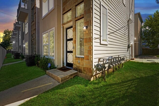 6725 St Augustine St in Houston, TX - Building Photo - Building Photo