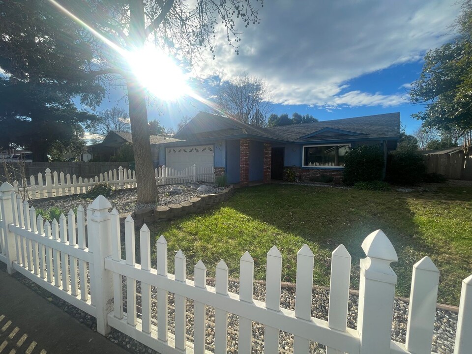 2776 Jasmine Way in Redding, CA - Building Photo