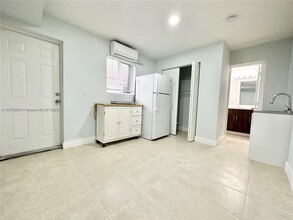 430 NW 51st Ave in Miami, FL - Foto de edificio - Building Photo