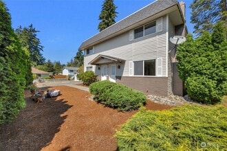 22024 76th Ave W, Unit B in Edmonds, WA - Foto de edificio - Building Photo