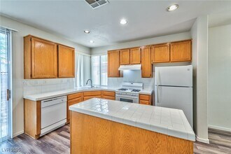 8995 Libertyvale Dr in Las Vegas, NV - Building Photo - Building Photo