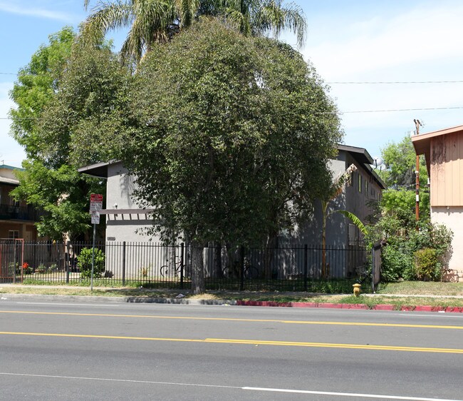 18031 Roscoe Blvd in Northridge, CA - Foto de edificio - Building Photo