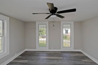 5 Church St, Unit 1 in Agawam, MA - Foto de edificio - Building Photo