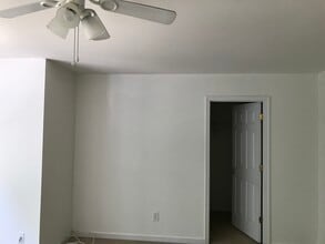 8612 Springwater Dr in Richmond, VA - Foto de edificio - Building Photo