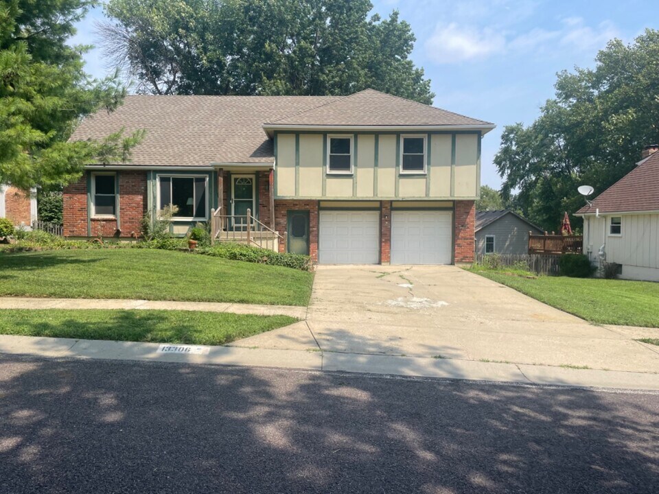 13306 W 112th St in Overland Park, KS - Building Photo
