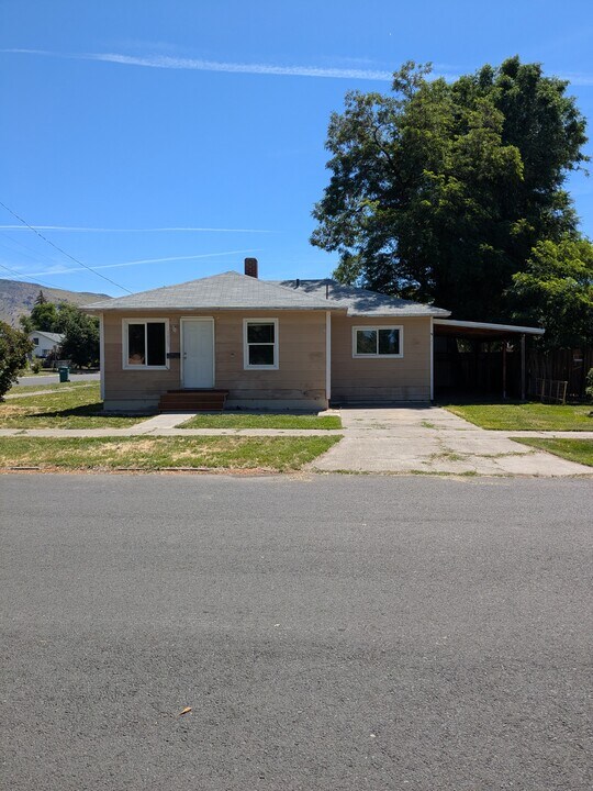 1005 Mitchell St in Klamath Falls, OR - Building Photo