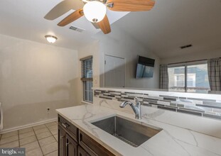 8617 Beekman Pl-Unit -17C in Alexandria, VA - Building Photo - Building Photo