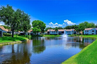 637 Beachwalk Cir in Naples, FL - Foto de edificio - Building Photo