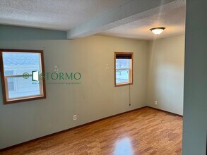 626 Oak St NE in Hutchinson, MN - Foto de edificio - Building Photo