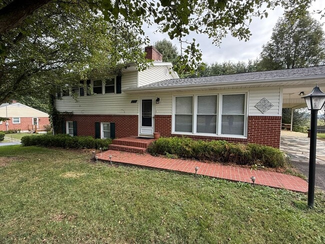 property at 272 Morningside Dr SW