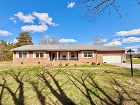 1461 Country Club Dr in Chase City, VA - Building Photo