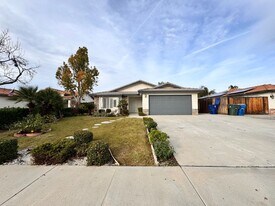 10326 Cheyenne Dr in Bakersfield, CA - Building Photo