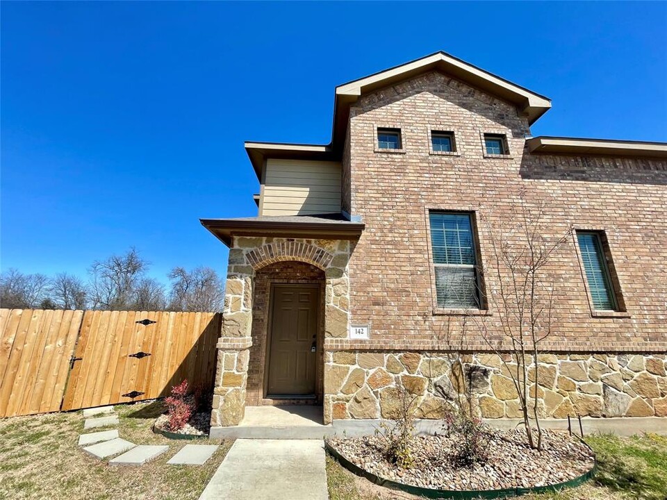 142 Sierra Rose Loop in Georgetown, TX - Foto de edificio