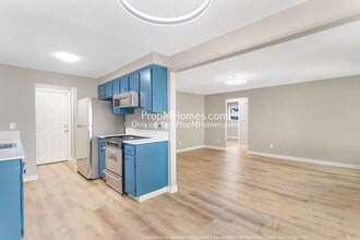 1591 SE Oak Grove Blvd in Portland, OR - Building Photo - Building Photo