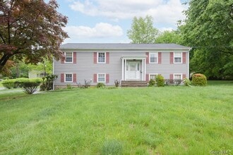 12 Gerken Dr in Clarkstown, NY - Building Photo - Building Photo