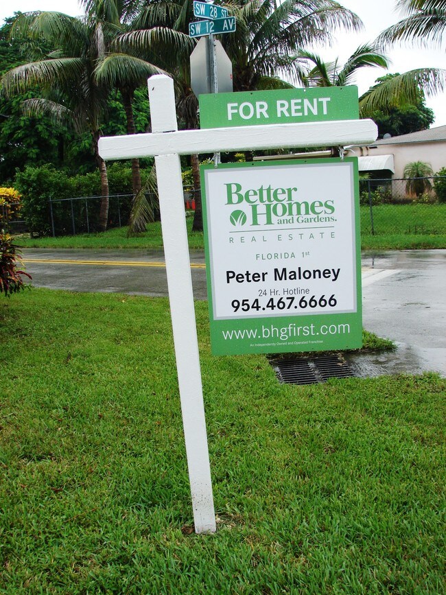 Sterling Apartments in Fort Lauderdale, FL - Building Photo - Building Photo