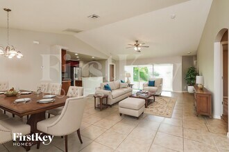 2026 NW 10th Ave in Cape Coral, FL - Foto de edificio - Building Photo