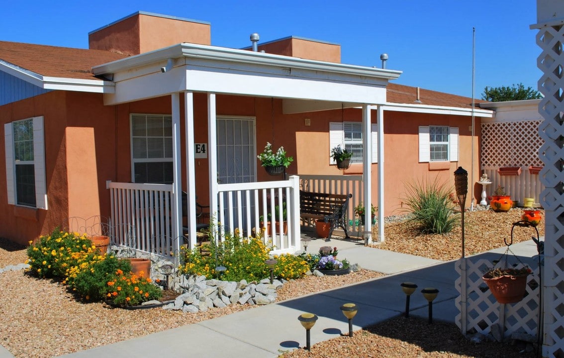 St. Genevieves Village Senior Apartments in Las Cruces, NM - Foto de edificio