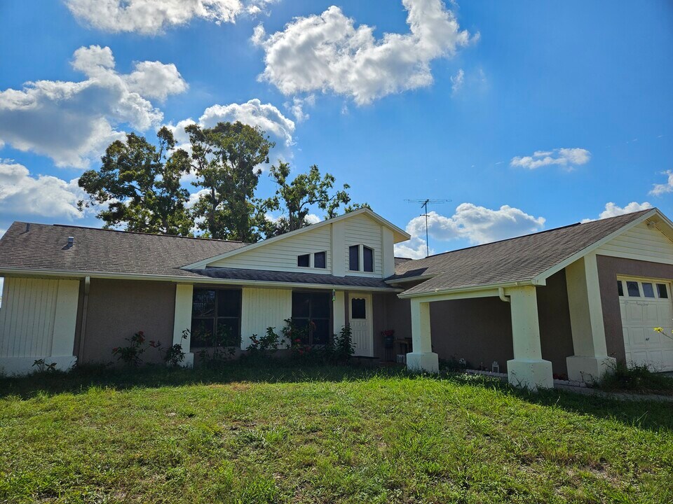1038 Begonia Dr in Holiday, FL - Building Photo