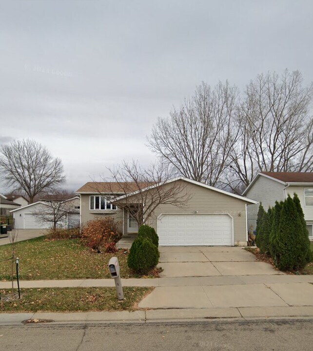 5004 25th Ave NW in Rochester, MN - Foto de edificio