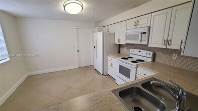 1611 Sorrento Dr in Weston, FL - Building Photo - Building Photo