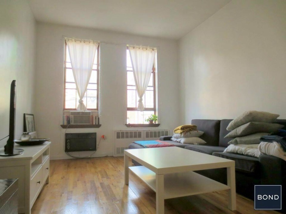 320 W 22nd St in New York, NY - Building Photo