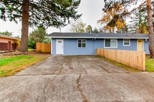 3840 SE 102nd Ave, Unit Unit B in Portland, OR - Building Photo