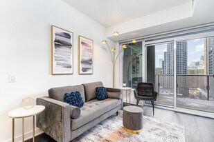 11 Yorkville Ave in Toronto, ON - Building Photo