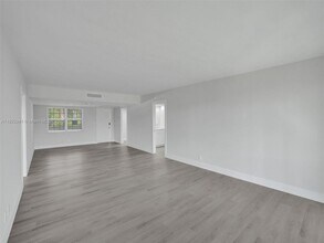 3700 Oaks Clubhouse Dr in Pompano Beach, FL - Building Photo - Building Photo