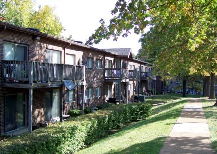 Oakbrook Gardens in St. Louis, MO - Building Photo