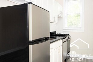 646 W Roscoe St in Chicago, IL - Building Photo