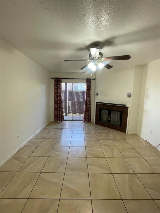 9350 Country Creek St in Houston, TX - Building Photo