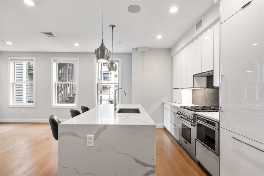 584 E 3rd St in Boston, MA - Building Photo