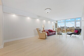 1555 Finch Ave E in Toronto, ON - Building Photo - Building Photo