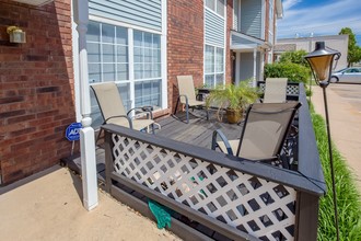 St Charles Townhomes in Oklahoma City, OK - Building Photo - Building Photo