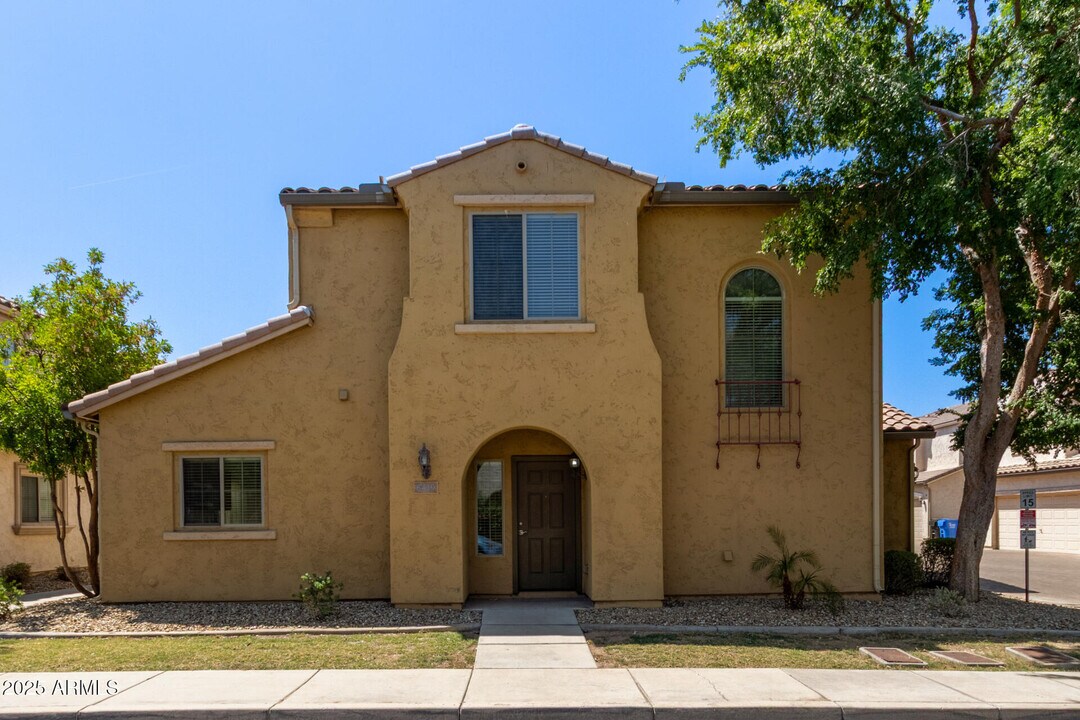 8419 W Vernon Ave in Phoenix, AZ - Building Photo