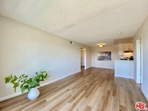 Victory Palms Apartments in North Hollywood, CA - Foto de edificio - Building Photo