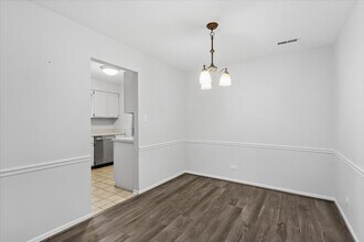 1601 Thames Ct in Wheaton, IL - Building Photo - Building Photo