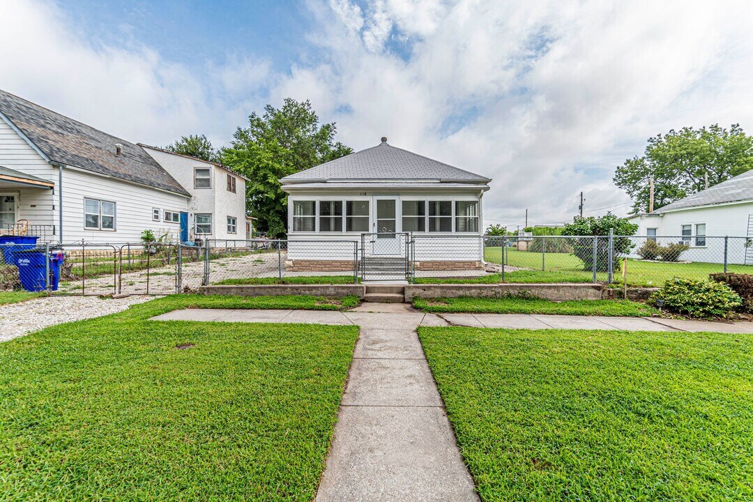 118 E Pine St in Junction City, KS - Building Photo