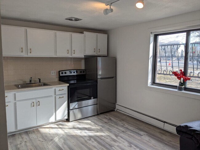 2192 Massachusetts Ave, Unit G3 in Cambridge, MA - Foto de edificio - Building Photo