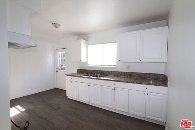 8150 Sepulveda Pl in Los Angeles, CA - Building Photo - Building Photo