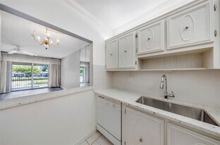 257 S Cypress Rd in Pompano Beach, FL - Building Photo